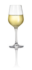 Glas mit Weißwein vor weißem Hintergrund