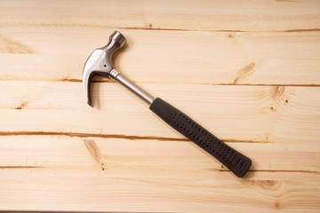 Hammer auf einem Holzbrett