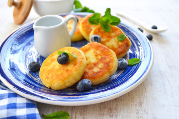 Cheesecakes of cottage cheese with honey and berries for breakfast 