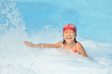 プールで遊ぶ女の子