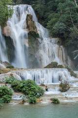 Naklejka premium Mglisty krajobraz z naturalnego parku wodospadu Tad Kuang Si, znanego z podróży w Luang Prabang w Laosie. Azja