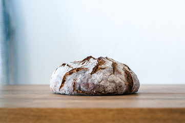 Brot/Frisch gebackenes Bauernbrot auf dem Tisch