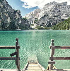 Holztreppe in den Lago di Braies, Dolomiten