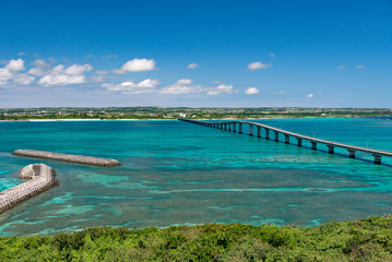 Obraz premium 沖縄県 来間島 展望台から見る来間大橋