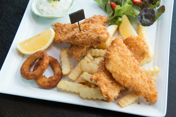  Fish and chips served with cream and vegetables