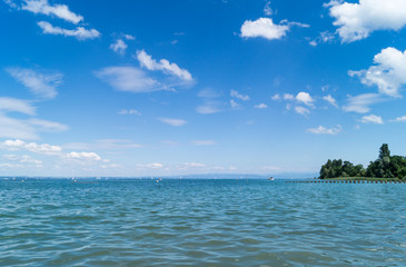Sommertag am Bodensee mit blauen Himmel und Sonnenschein