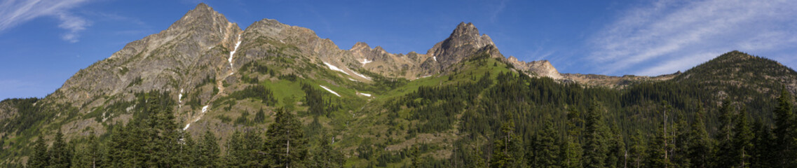 Fototapeta na wymiar North Cascades Highway. The North Cascades Highway is the first National Scenic Highway in the United States. There are sweeping vistas, alpine meadows, and wildlife watching. Washington state.