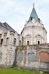 Fototapeta na wymiar Abandoned building in Feodorovsky gorodok
