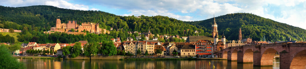 Altstadt von Heidelberg im besten Licht, Panorama mit Alter Brücke und Schloss   - obrazy, fototapety, plakaty