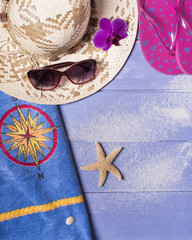 accessori mare  con stella marina su fondo legno blu