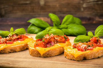 Bruschetta mit Salami und Käse