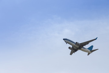 Fototapeta na wymiar commercial airplane flying in the blue sky