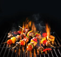 Tuinposter Vleeskebabs met groenten op vlammende grill © Alexander Raths