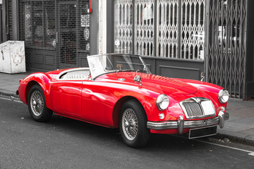Vieille voiture de sport rouge vintage
