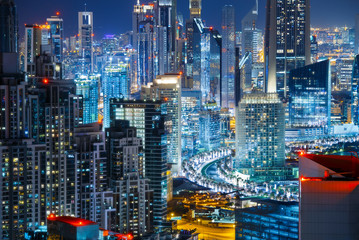 Fototapeta premium Fantastyczny widok na dach wielkiego nowoczesnego miasta w nocy z drogami. Business Bay, Dubaj, Zjednoczone Emiraty Arabskie.