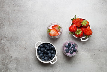 Jogurty owocowe z truskawek i borówek