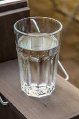 Mineralwasser in einem Biergarten
