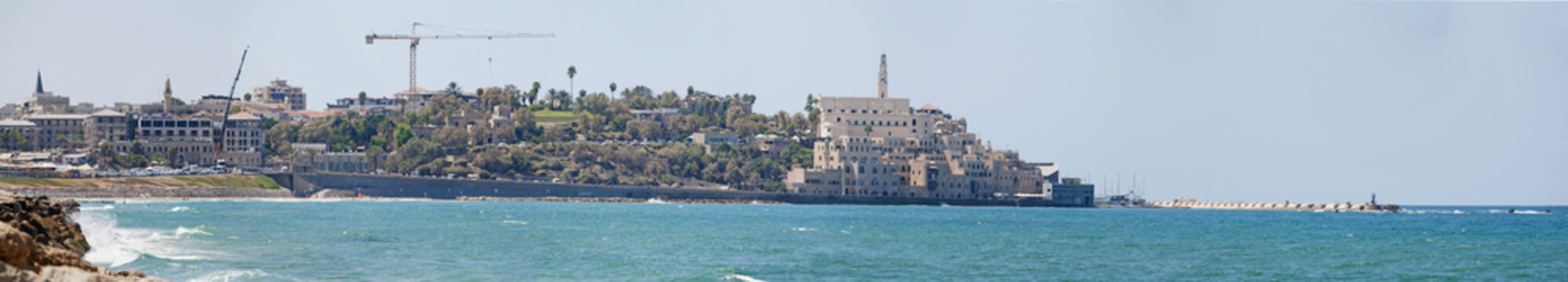 Israele: la città vecchia di Giaffa vista da Tayelet, il lungomare di Tel Aviv il 31 agosto 2015