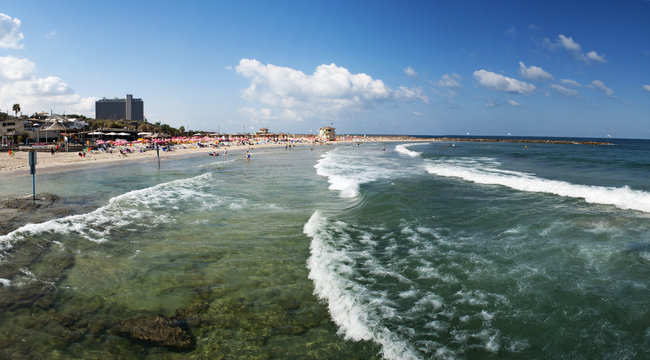 Tel Aviv, Israele: vista panoramica del Mar Mediterraneo e di Metzitzim Beach, la spiaggia e la baia vicino al porto di Tel Aviv, il 31 agosto 2015