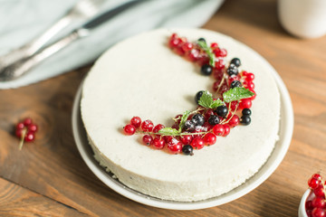mousse Vanilla cake with red currant