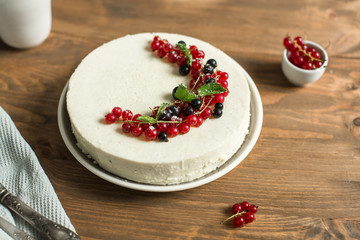 mousse Vanilla cake with red currant