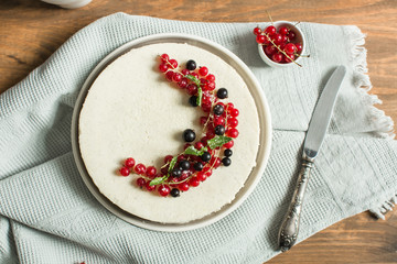 mousse Vanilla cake with red currant