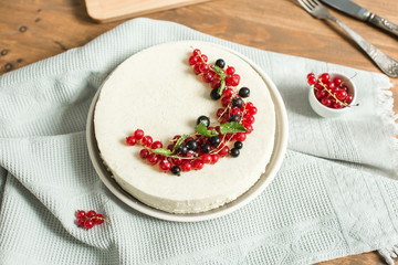 mousse Vanilla cake with red currant