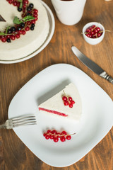 mousse Vanilla cake with red currant