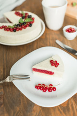 mousse Vanilla cake with red currant
