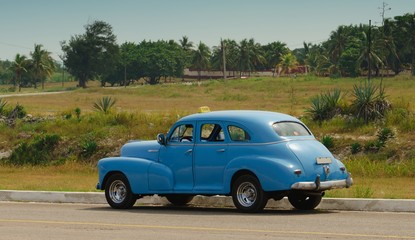 Fototapeta na wymiar Old American car as a taxi to Havana.