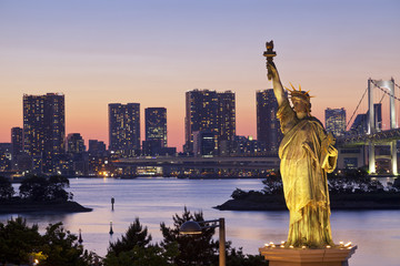 Obraz premium Statua Wolności z Rainbow Bridge, Tokyo Tower i Tokyo City w tle w nocy
