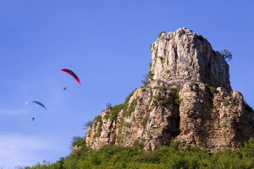 Fototapeta na wymiar Deux parapentes en vol près de la falaise d'une montagne