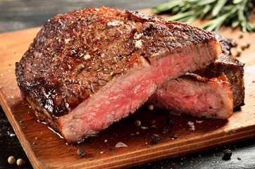  Medium Rare Ribeye steak op houten bord, geselecteerde focus © davidchukalexey