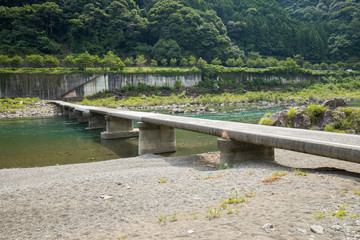Fototapeta premium 長生（ながおい）沈下橋（高知県四万十川）の全景を捉えた交通インフラ風景