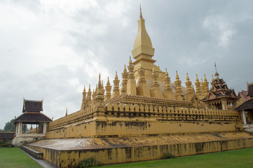 Fototapeta na wymiar Wat in Lao.temple gold on sky background. 