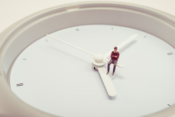 時計に座っている男性 ミニチュア