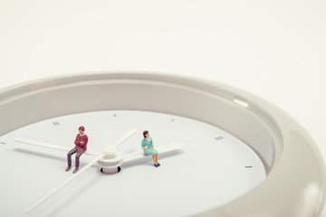 時計に座っている男女