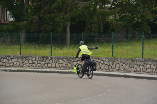 Fototapeta ciclista indicando la dirección con el brazo