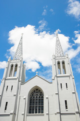 Fototapeta na wymiar 晴れの日の白い教会
