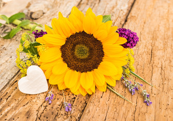 Blumen Dekoration mit Sonnenblume und Herz