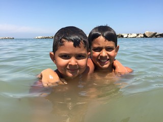bambini in mare