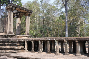 Steg aus Stein zum Tempelberg in Angkor Thom