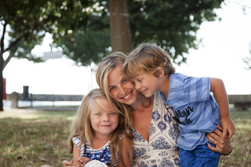 Fototapeta na wymiar Mutter mit Tochter und Sohn in Kroatien
