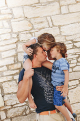 Vater mit Tochter und Sohn in Kroatien, Novigrad