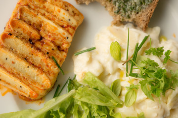 Grillkäse, Kartoffelsalat und Brot mit Butter 