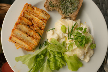 Grillkäse, Kartoffelsalat und Brot mit Butter 