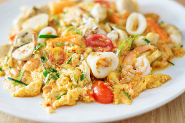 scrambled eggs fried with seafood.