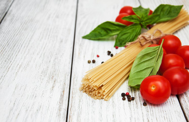 spaghetti, basil and tomatoes