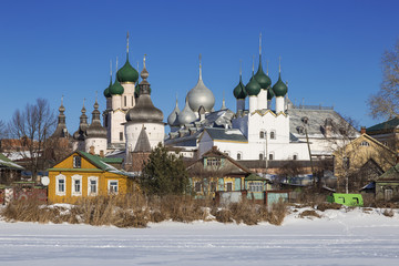 Fototapeta na wymiar Panorama Kremlin of Rostov the Great on a winter's day, view from the lake Nero, Russia