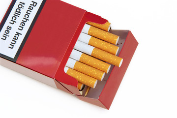 offene Zigarettenschachtel mit Warnhinweis